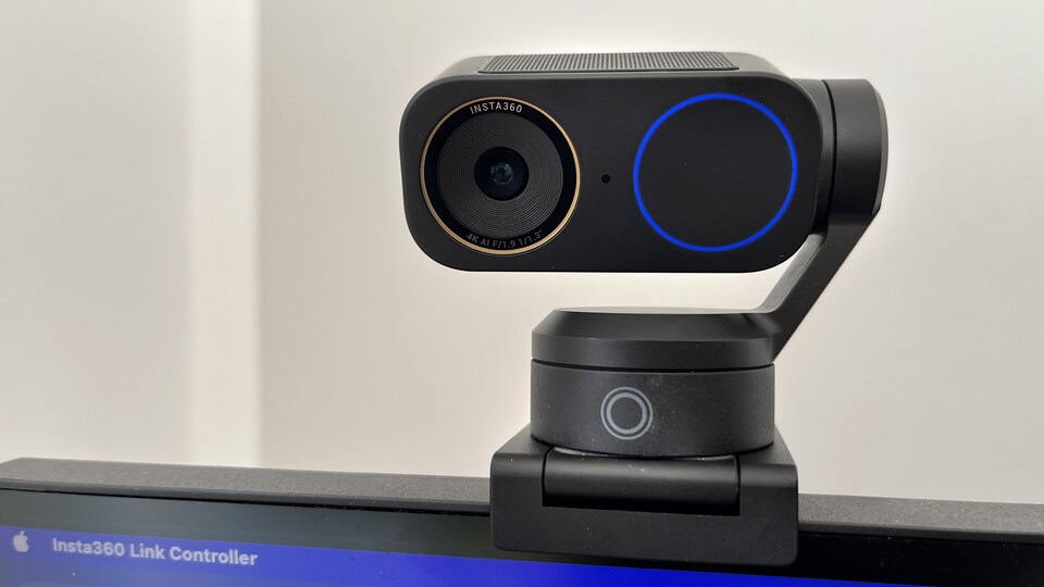 Der Touch-Knopf befindet sich bei der Link 2 Pro unten am Standfuß. Darunter seht ihr die Halterung, die die Kamera mittels Magnet sicher festhält.