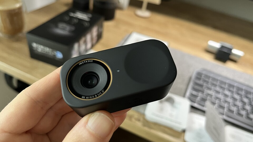 Klein, kompakt, gut: Die Insta360 Link 2C Pro ist hochwertig verarbeitet und nicht zu groß. Rechts neben der Kamera ist die große Touch-Fläche.