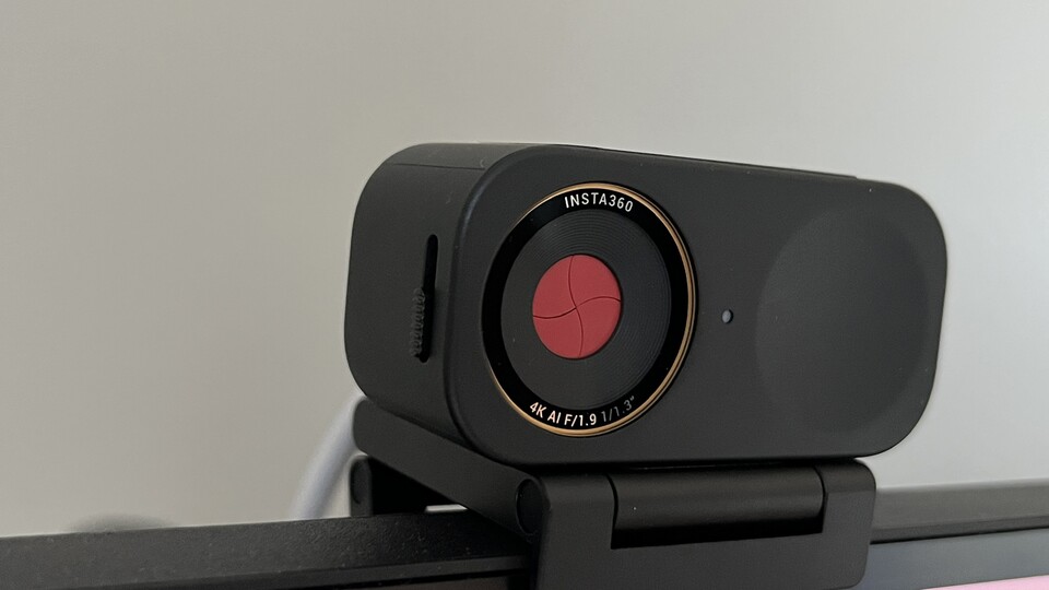 Die Insta360 Link C2 Pro lässt sich über einen Schalter schließen.