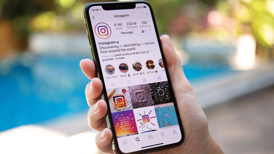 Instagram selbst bietet keine Option für den Download von Bildern. Wir verraten euch, wie es trotzdem klappt! Quelle: adobe.stock.com Von DenPhoto