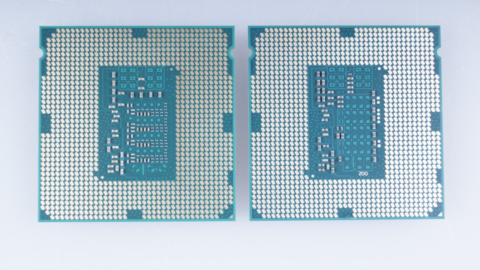 Die verbesserte Stromversorgung des Core i7 4790K (links) wird an der Unterseite der CPU sichtbar. Im Vergleich mit dem direkten Vorgänger i7 4770K (rechts) sind mehr Kondensatoren dort untergebracht, die zudem anders verteilt wurden.