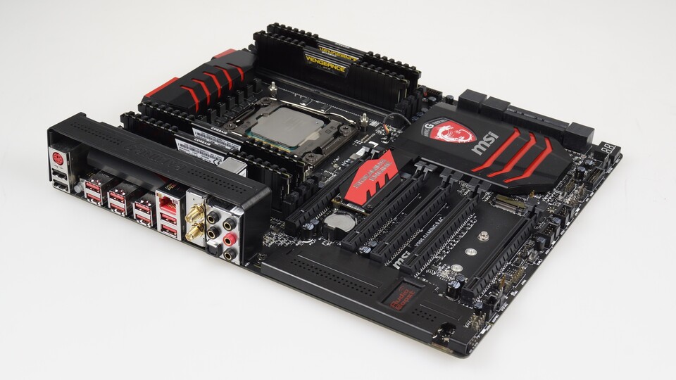 Im Test kommt das MSI-Mainboard X99S Gaming 9 AC zum Einsatz. Zur üppigen Ausstattung gehören neben acht DDR4-Steckplätzen unter anderem SATA Express, M.2 und integriertes WLAN.