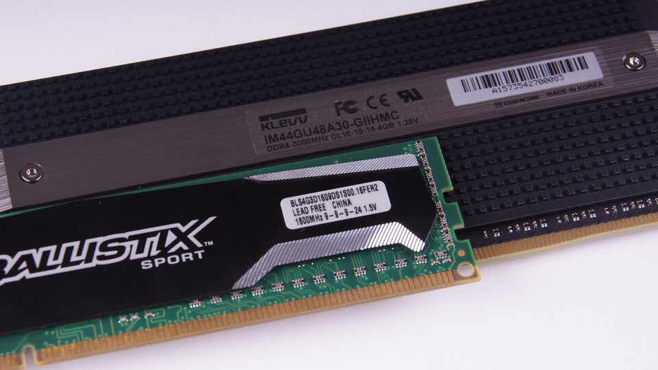 Wir benutzen DDR4-3000-RAM von Klevv (oben), das nicht in Slots für DDR3-Speicher (unten) passt. DDR4 ermöglicht im Vergleich zu DDR3 bei niedrigerer Spannung deutlich höhere Taktraten.