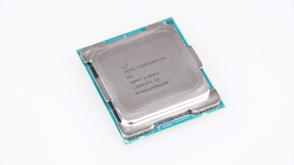 Der Standard-Takt des Core i9 7900X beträgt wie auf dem Testsample zu lesen 3,3 GHz. Bei Last auf allen Kernen erreicht er maximal 4,0 GHz. Werden nur zwei Kerne belastet, sind dank Turbo Boost 3.0 bis zu 4,5 GHz möglich.
