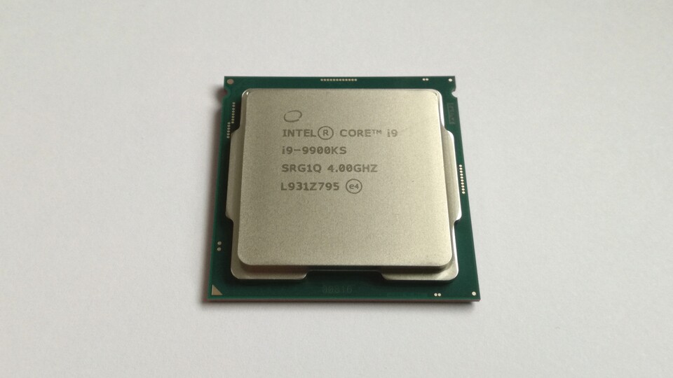 Der Core i9 9900KS passt als Coffee-Lake-Refresh-CPU wie der Core i9 9900K auf den Sockel 1151 v2 und entsprechende Mainboards mit 300er-Chipsatz.