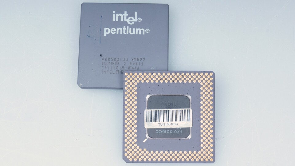 Spätere Versionen der Pentiums waren in Keramik eingelassen. Der eigentliche Chip sitzt in einer Aussparung auf der Unterseite und wird durch eine Abdeckung geschützt.