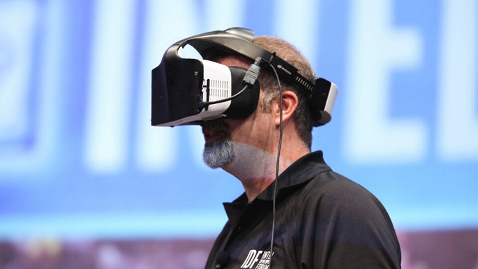 Intel Project Alloy - ein VR-Headset, in dem alle notwendige Technik steckt und das keine externen Sensoren benötigt.