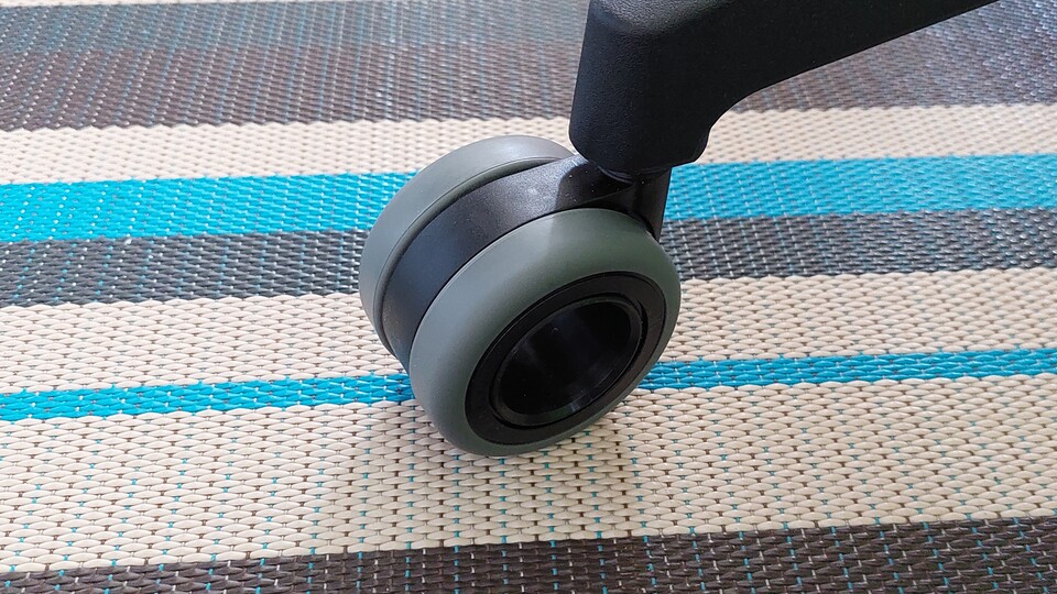 Nicht zu unterschätzen: Die Räder gleiten förmlich über jeglichen Boden, egal ob Teppich oder Parkett.