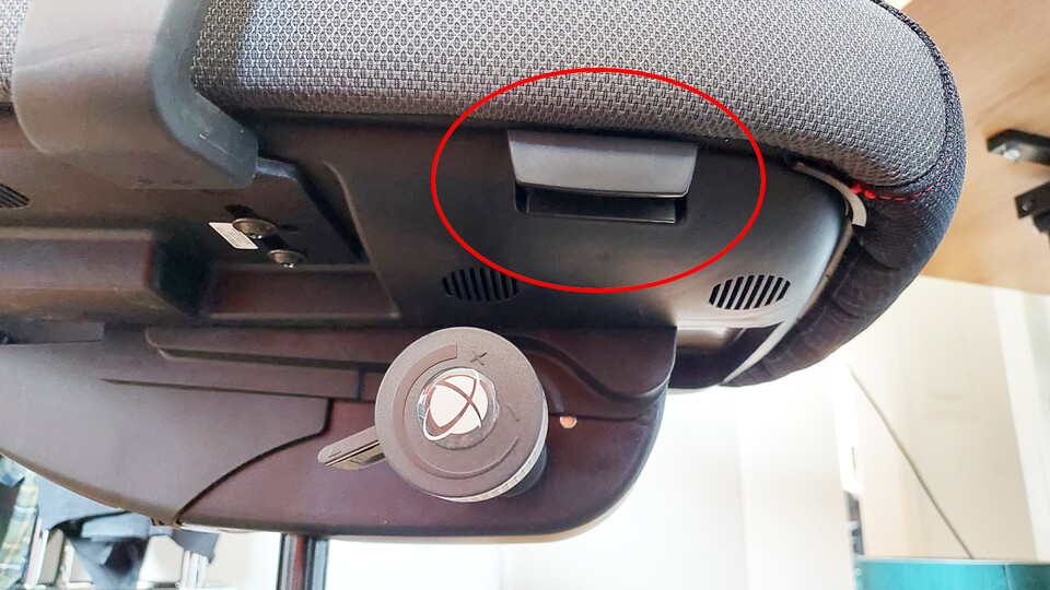 Rechts am Sitzpolster versteckt sich ein kleiner Hebel, mit dem man die Sitzfläche nach vorne und hinten verschieben kann.