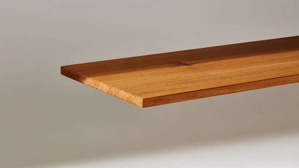 Recht dünn, aber deutlich stabiler und widerstandsfähiger als alles bisher vergleichbare an Holz.
(Bildquelle: InventWood)