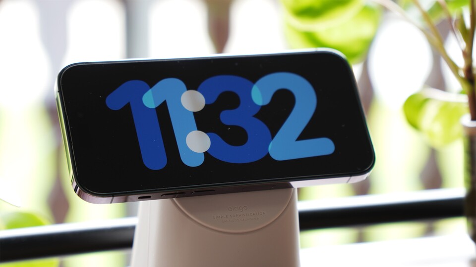 Der Standby-Modus wird in iOS 17 eingeführt. Nur mit Always-On-Display bleiben Uhrzeit, Kalender und weitere Widgets dauerhaft sichtbar.