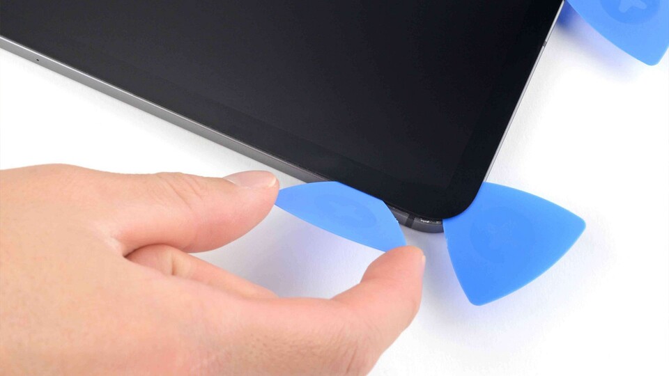 In der iFixit-Anleitung heißt es beim Display stellenweise: »Halte das Plektrum hier unter einem Winkel von 45 Grad« oder «Setze das Plektrum nicht tiefer als 1 mm ein, du könntest sonst den Näherungssensor und das vordere Mikrofon beschädigen«. (Bild: iFixit)