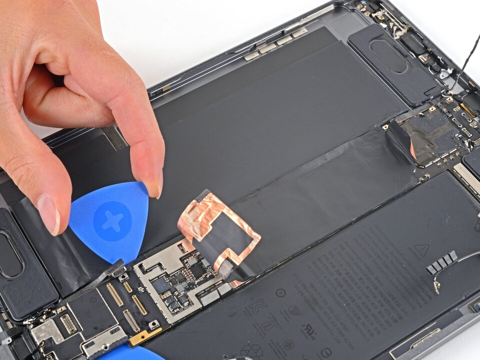 Das Mainboard herauszubekommen, ist dank Kleber ebenfalls sehr mühsam. (Bild: iFixit)