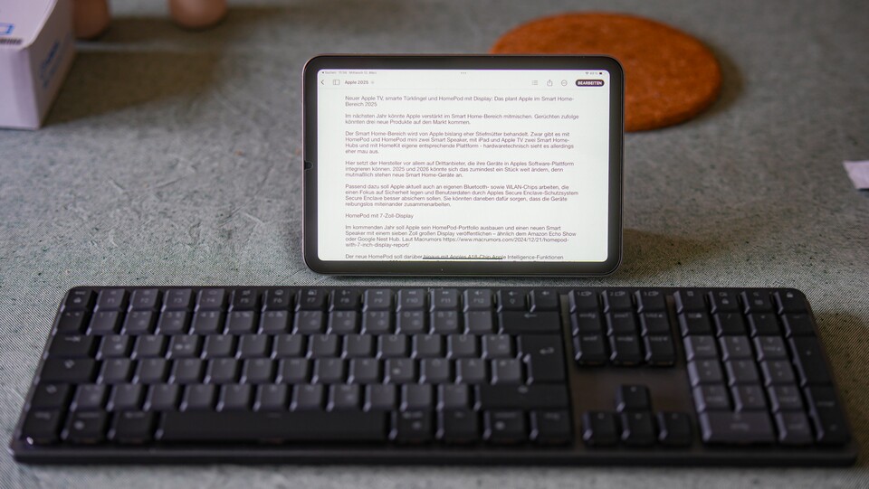 Ich kann mit dem iPad mini 7 unterwegs gut arbeiten. Es braucht nur eine Bluetooth-Tastatur – am besten eine kompaktere als auf dem Bild. (GameStar Tech)