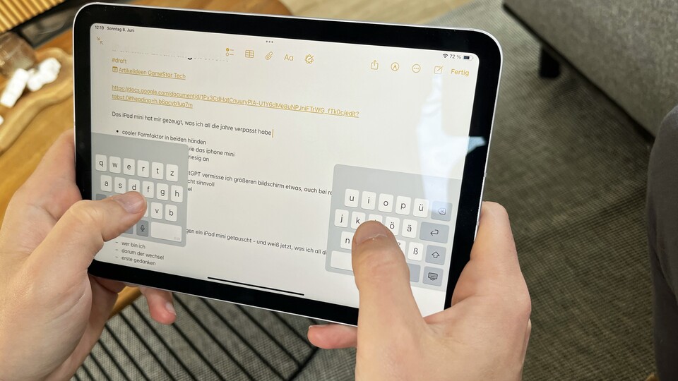Auseinandergezogen lässt es sich wunderbar mit beiden Daumen tippen - wie am Handy. (Bildquelle: Mirco KämpferGameStar Tech)