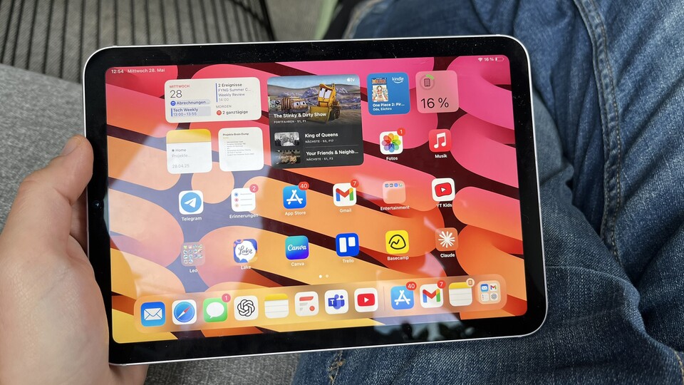 Das iPad mini ist ein Handschmeichler, egal wie man es hält. (Bildquelle: Mirco KämpferGameStar Tech)
