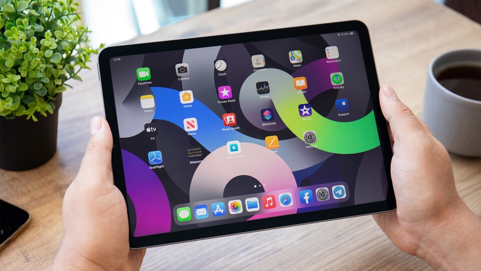 Das iPad Air: seit langem schon die goldene Mitte im Apple-Sortiment. Leistung im Überfluss mit dem Apple M1, ein fast 11 Zoll großes, farbstarkes und helles Display und im Angebot auch ein attraktiver Preis.