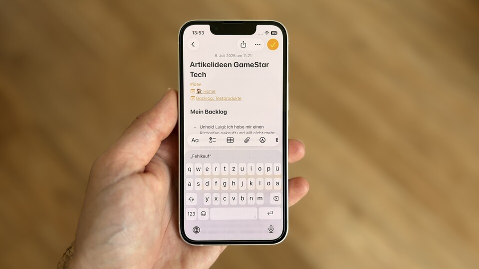 Das iPhone 13 mini liegt super in der Hand, aber vom Bildschirm sieht man nicht mehr viel.