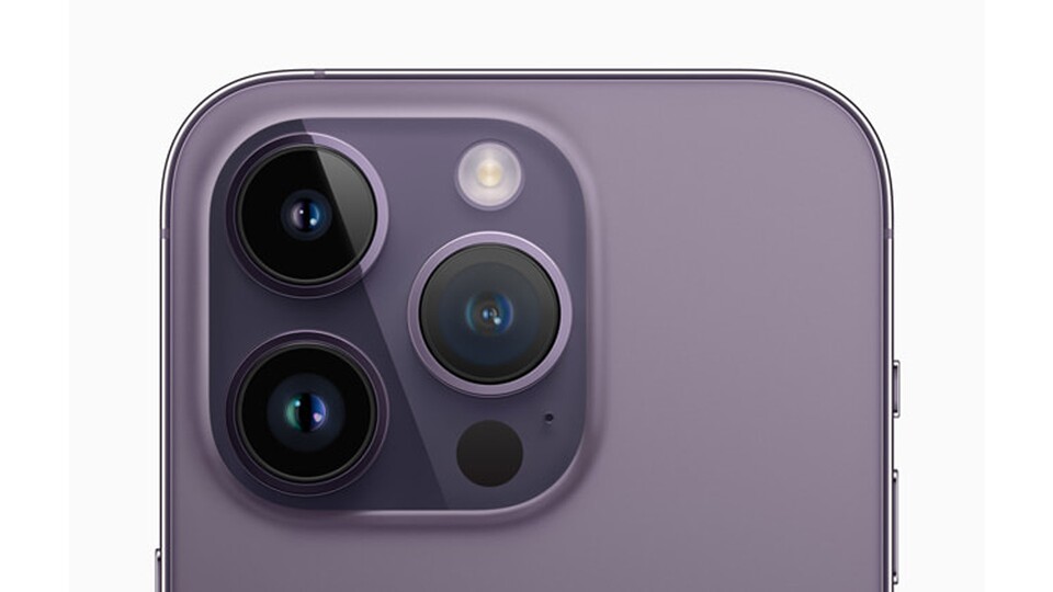 Die Kamera auf der Rückseite des iPhone 14 Pro ragt verhältnismäßig weit vom Gehäuse hervor.