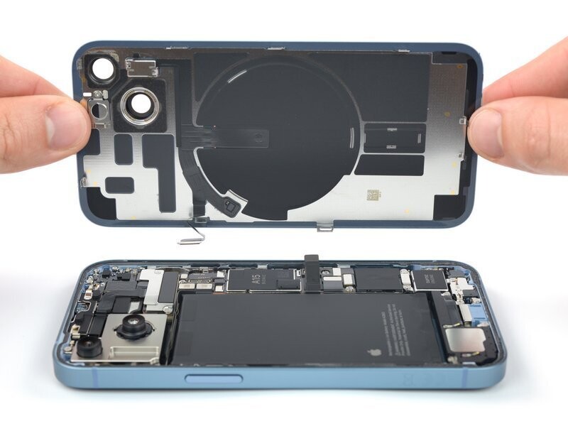 Teardown der Rückseite eines iPhones für Akku-Tausch (Quelle: iFixit)