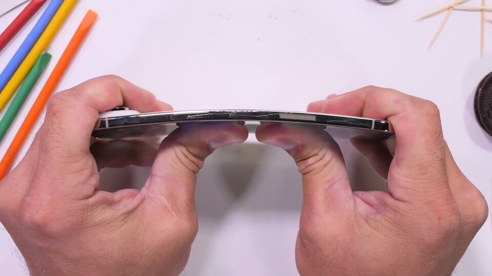 Von Hand lässt sich das iPhone Air nicht dauerhaft verbiegen. Es springt in seine ursprüngliche Form zurück. (Bildquelle: JerryRigEverythingYouTube)