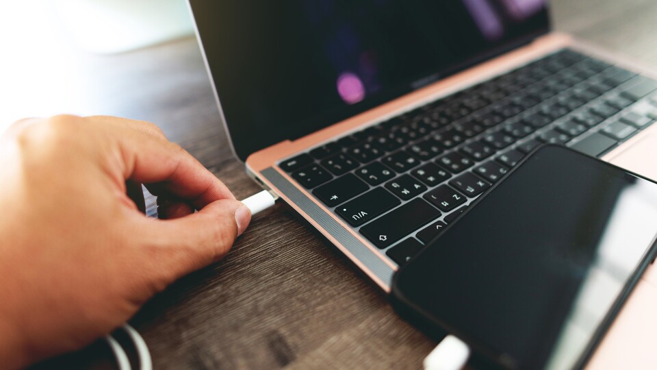 2025 könnt ihr eure Fotos einfach an euren Laptop oder PC senden – ganz ohne Kabel. (Bildquelle: TweesakAdobe Stock)