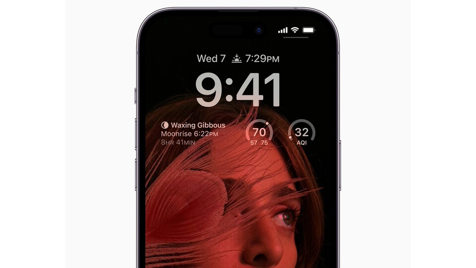 Das Always-On-Display des iPhone 14 Pro dunkelt sich nur leicht ab.