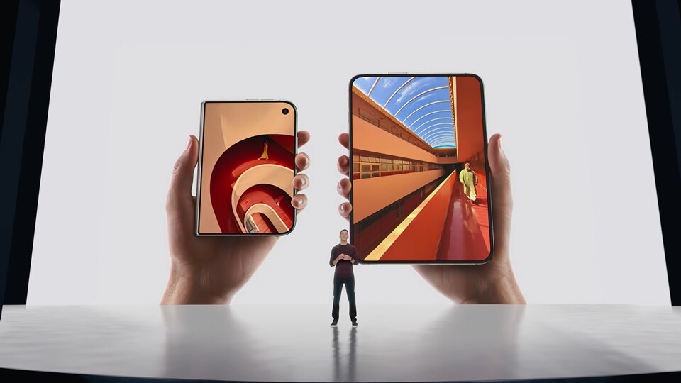 Links zu-, rechts aufgeklappt: John Ternus darf gleich zu Beginn seiner Karriere als neuer Apple-Chef die größte Neuheit im iPhone-Lineup aller Zeiten vorstellen. Das iPhone Duo.