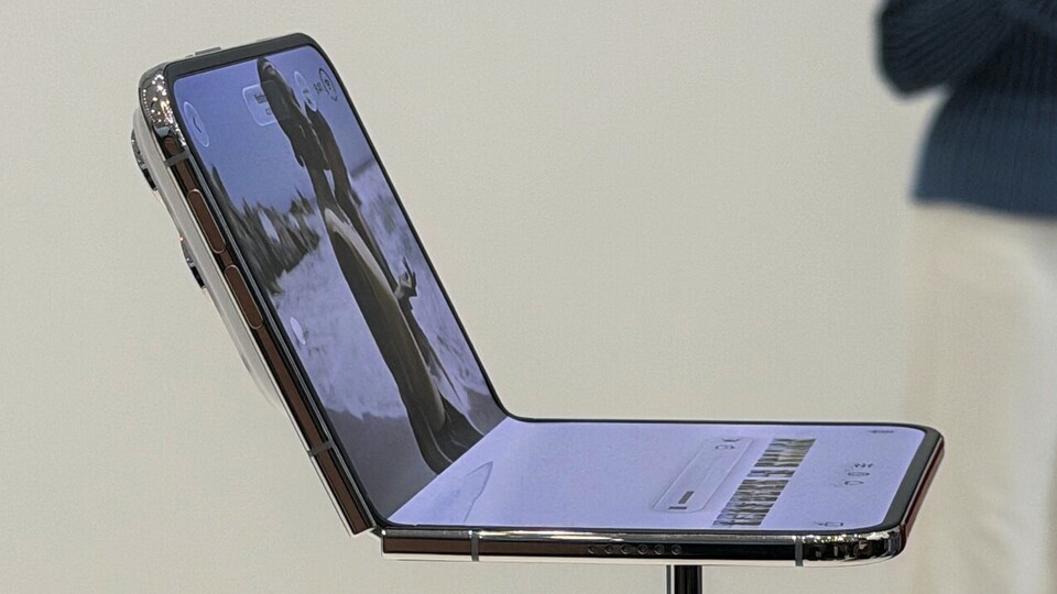 Halb geöffnet erinnert das Gerät an ein Notebook. (Bildquelle: Xataka)