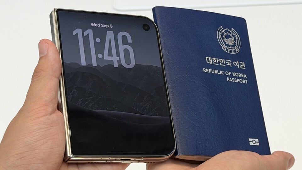 Im eingeklappten Zustand ist das iPhone Duo kleiner als ein herkömmlicher Reisepass. (Bildquelle: Xataka)