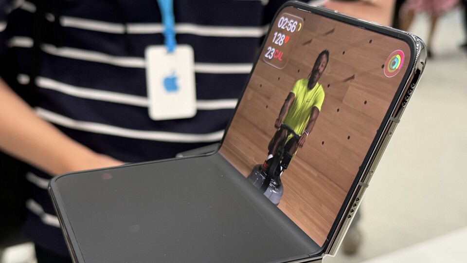 Das iPhone Duo kann bequem im Stand verwendet werden. (Bildquelle: Xataka)