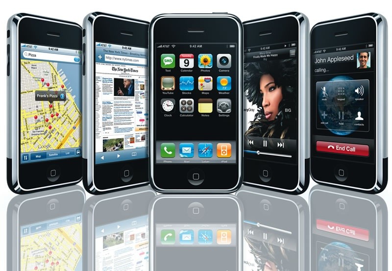 Mit dem iPhone (2007) erweitert der Konzern sein Portfolio um eine Mobiltelefon-Sparte. Mit Erfolg, denn heute ist Apple mit 128 Millionen verkaufen Geräten der größte Smartphone-Hersteller der Welt.