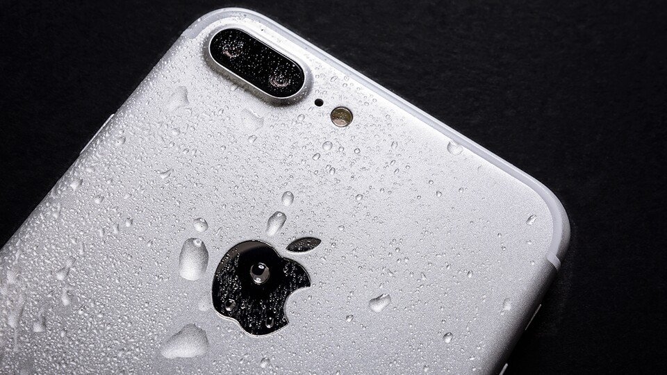 BU: Das iPhone ins Wasser fallen zu sehen, ist ein echter Alptraum. Zum Glück sind einige Modelle wasserdicht. Wir verraten euch, welche das sind. Quelle: Stock.Adobe.com Von WDnet Studio