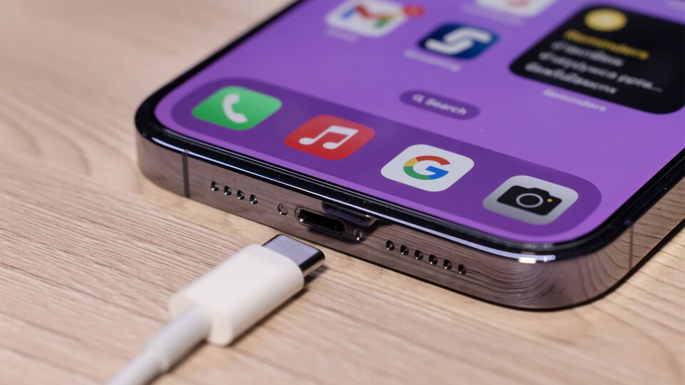 Die iPhone 15-Serie verfügt über einen USB-C-Port. Was könnt ihr damit anfangen? (Bild: charnsitr, stock.adobe.com)