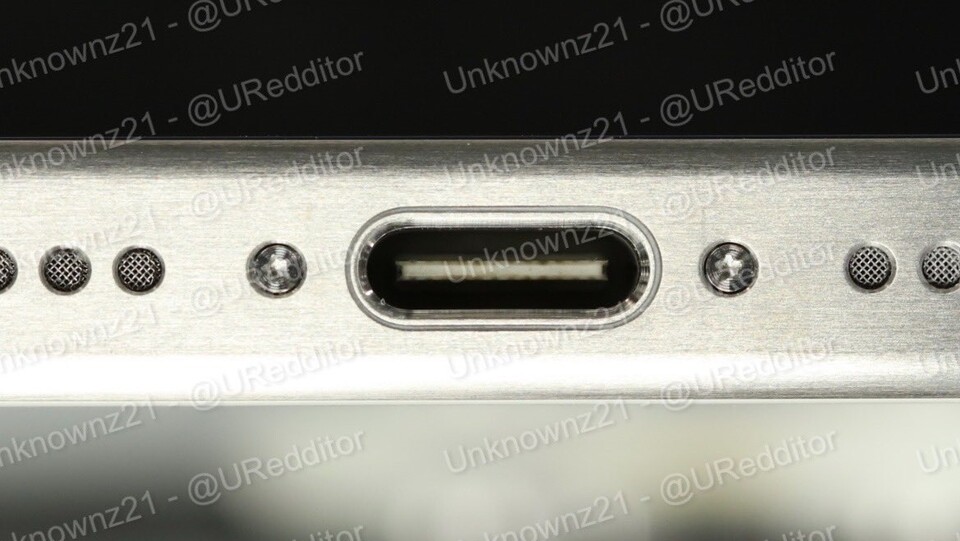 Dieses Foto soll die Unterseite des iPhone 15 Pro zeigen - mitsamt USB-C-Anschluss. (Bild: Unknownz21 Twitter)