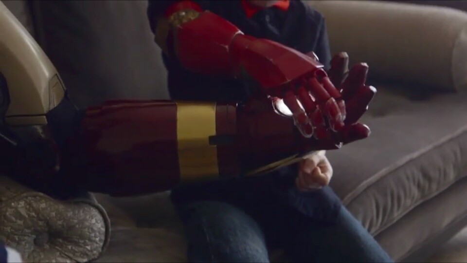 &quot;Tony Stark&quot; übergibt eine Iron-Man-Armprothese von Albert Manero.