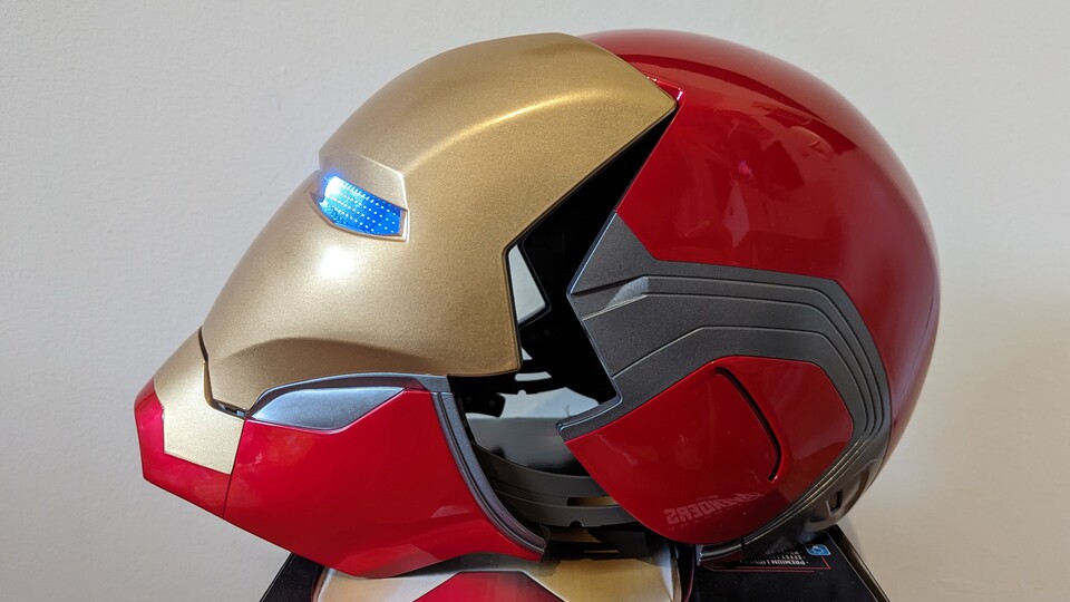 Der Helm kann auch ausgeklappt werden, um das Aufsetzen zu erleichtern.