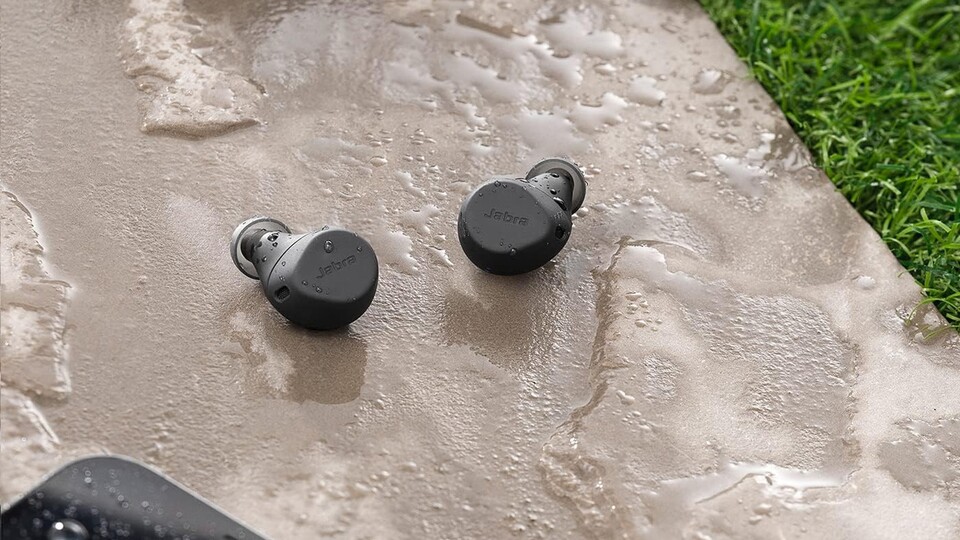 Besonders robust: Den Jabra Elite 7 Active Earbuds können weder Wasser noch Schweiß etwas anhaben.