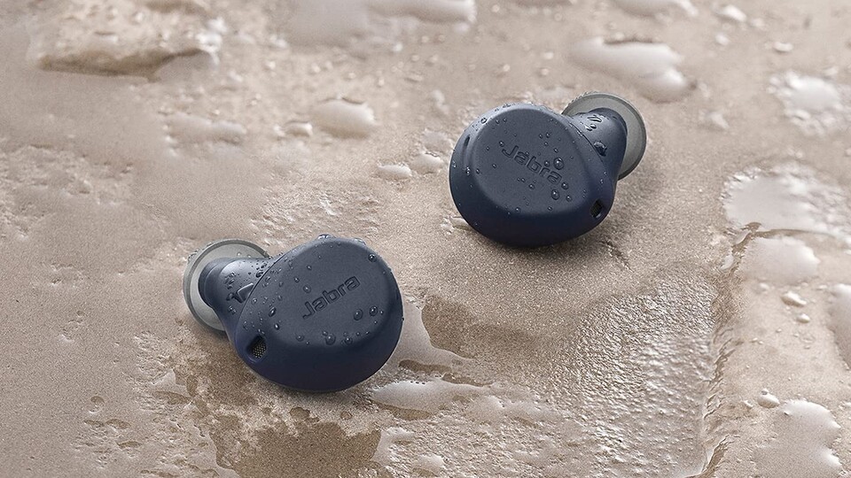 Die Jabra Elite 7 Earbuds sind mit ihrer wasserfesten und schweißabweisenden Bauweise quasi unverwüstlich.