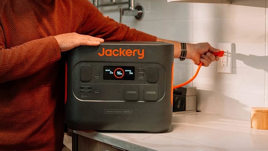 Im Notfall kann ich den Jackery Explorer 1500 auch einfach ganz klassisch über die Steckdose aufladen.