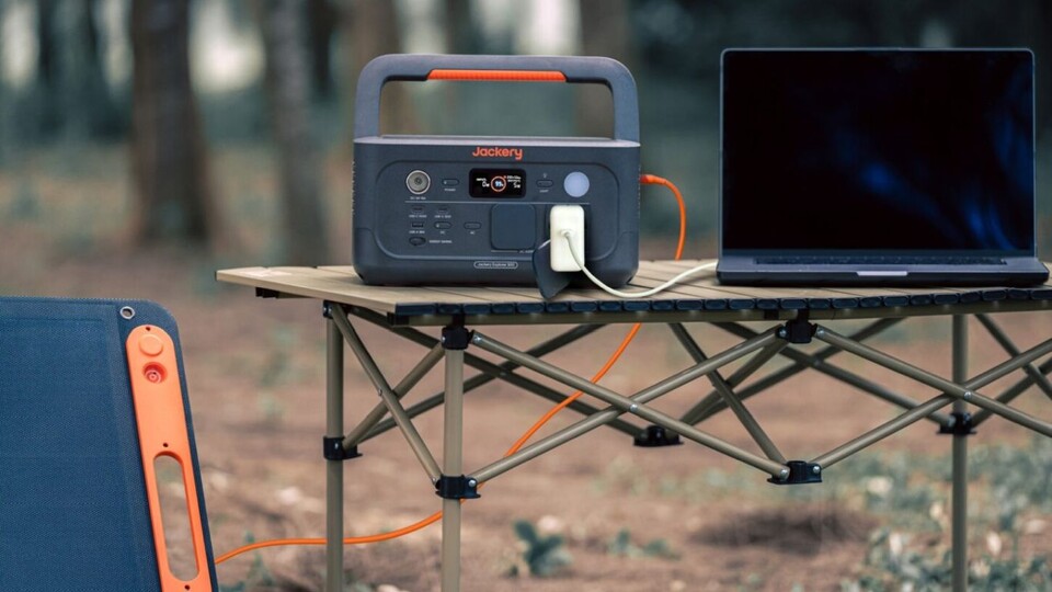 Eine handliche Powerstation wie die Jackery Explorer 500 V2 sorgt unterwegs für ausreichend Strom, sogar per Solar-Nachladung. (Bildquelle: Dennis ZieseckeGameStar Tech)