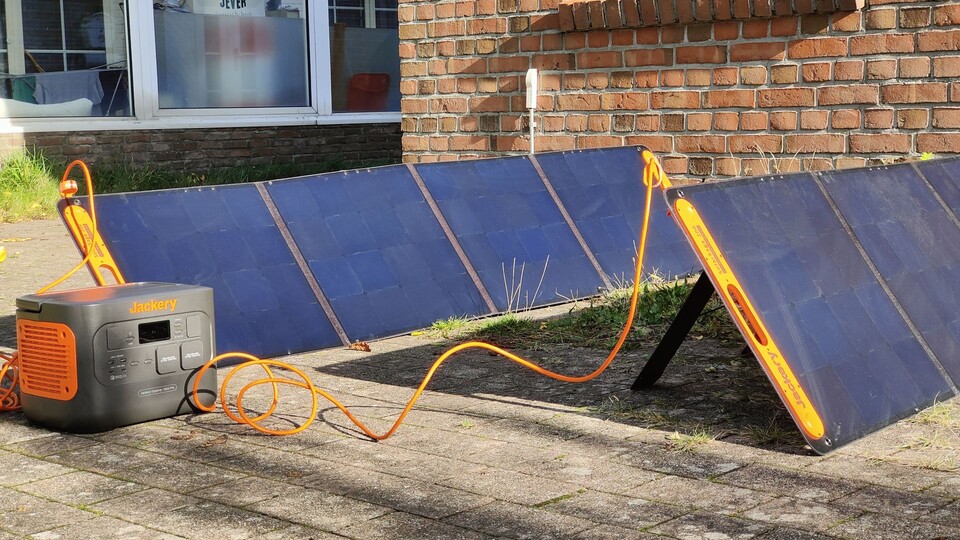 Hier laden die beiden Solarsaga 200 PV-Module die Powerstation in der Oktobersonne - knapp 250 Watt fließen gerade in den Akku.