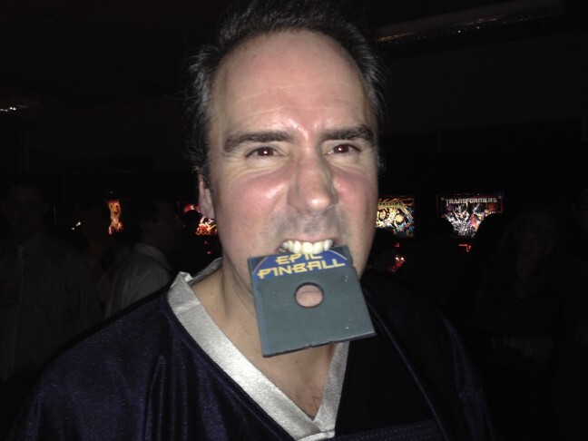 Der Gründer von Digital Extremes, James Schmalz, mit einer Diskette seines ersten eigenen Spiels Epic Pinball. (Quelle: Digital Extremes, free to use)