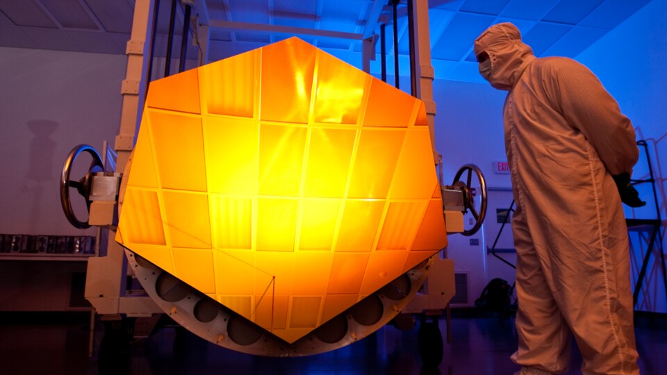 Eines der sechseckigen Spiegelsegmente des JWST. Bildquelle: Drew Noel
