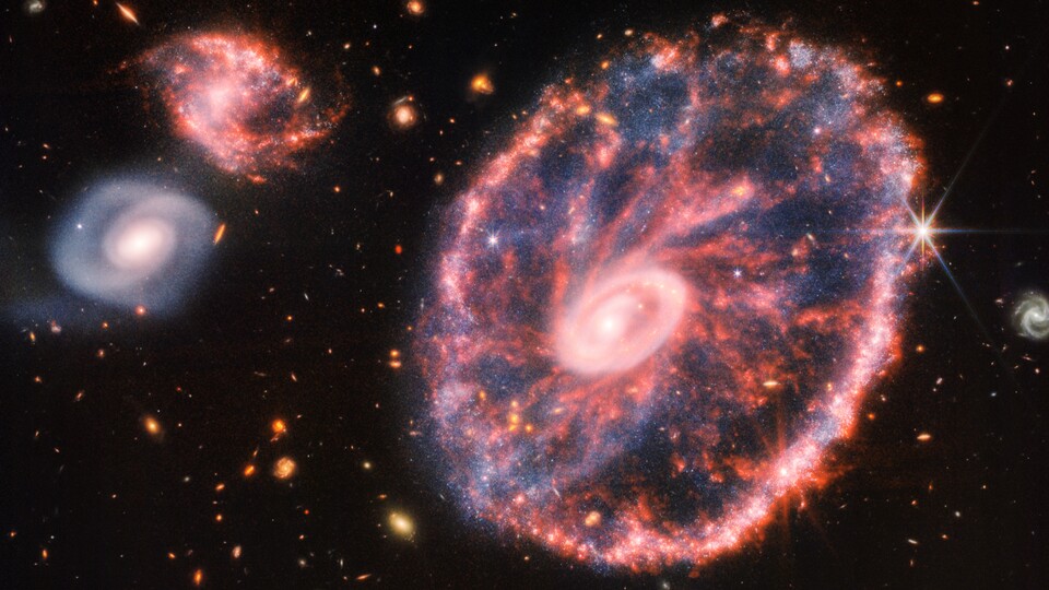 Die Wagenrad-Galaxie konnte dank Infrarot so detailliert wie noch nie zuvor abgelichtet werden. (Quelle: NASA)
