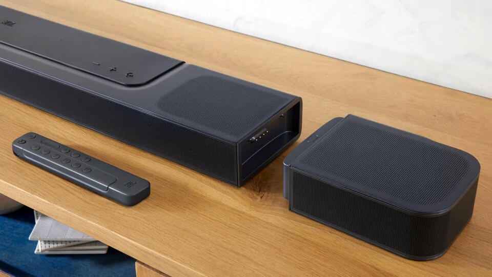 Simpel und genial: Die Atmos und Surround-Lautsprecher der JBL Soundbar sind magnetisch befestigt, funktionieren kabellos und haben einen Akku verbaut.