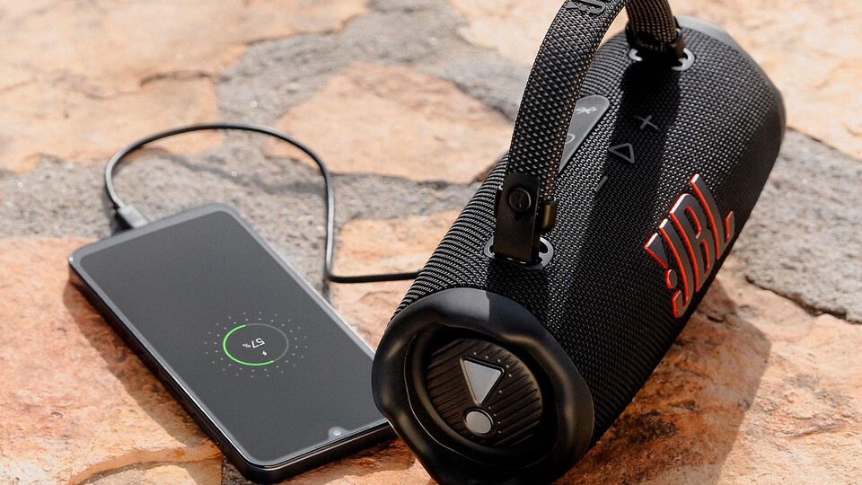 Kann alles, hält alles aus — fast zumindest. Die JBL Charge 6 hat wirklich an ihre Nutzer gedacht und ist wunderbar durchgeplant.