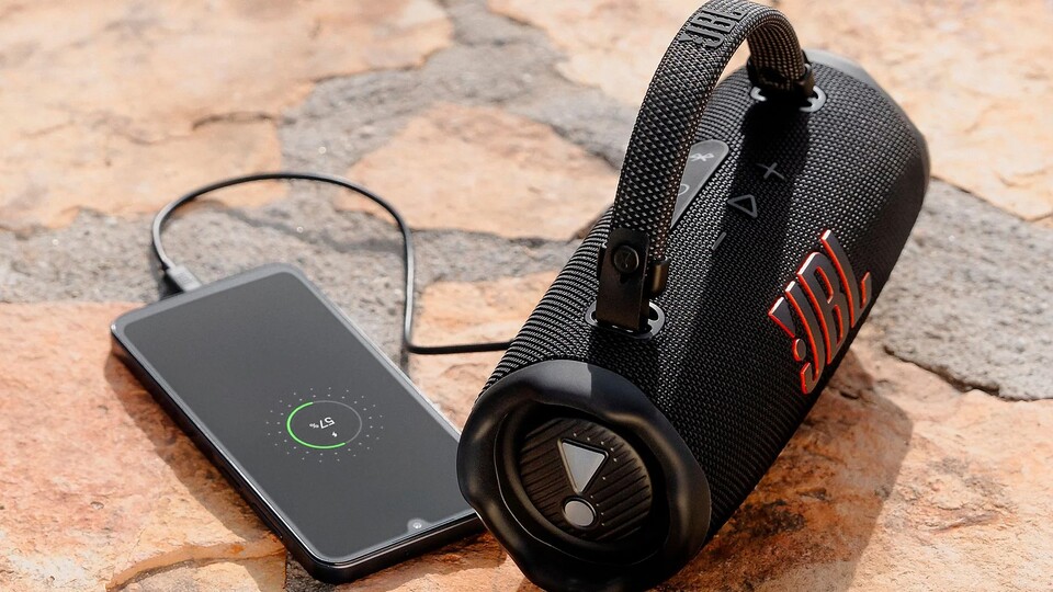 Musik streamen zieht leider einiges an Akku – dank der integrierten Powerbank könnt ihr unterwegs trotzdem stundenlang Musik hören!