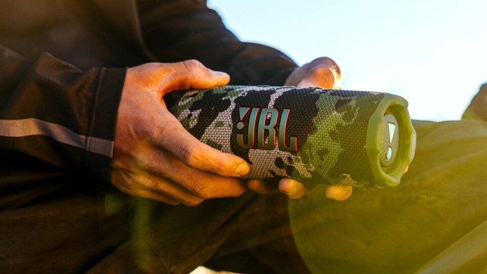 Macht auch draußen eine gute Figur: Die JBL Flip 7 begleitet euch überall hin.