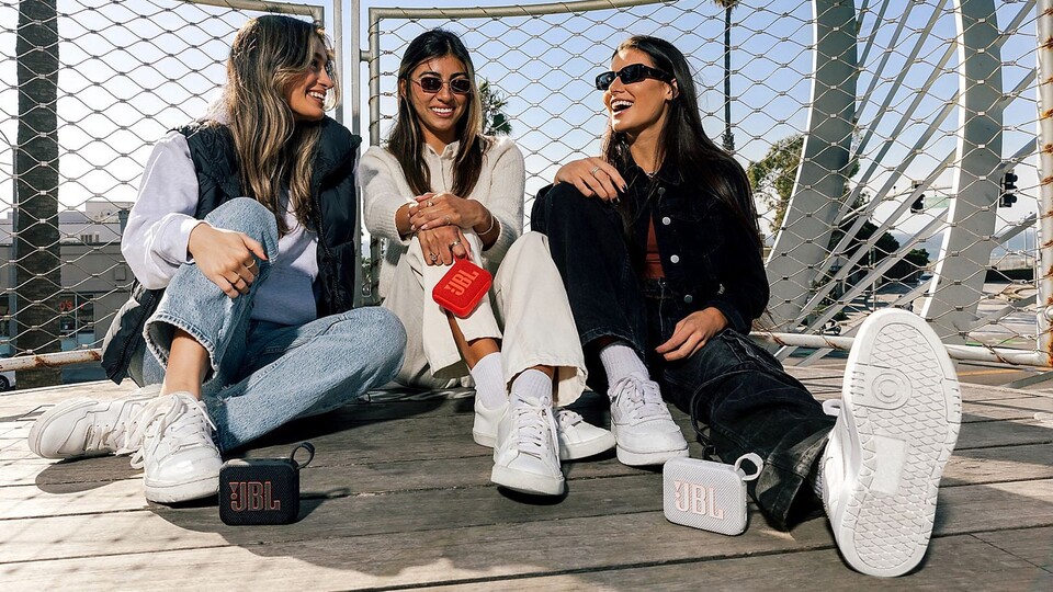 Passt sogar in die Hosentasche: Die JBL Go 4 ist der perfekte Allrounder.